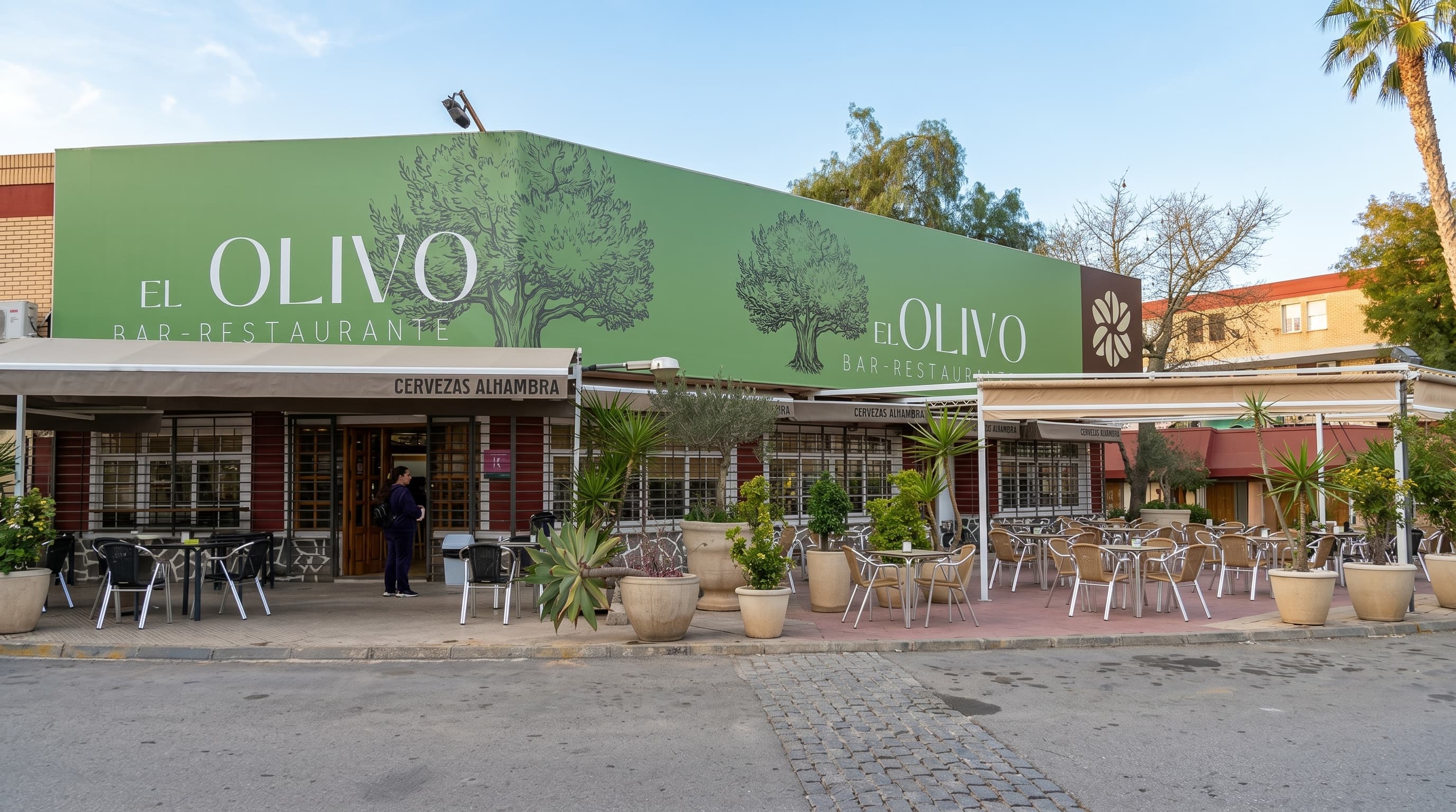 Fachada del Restaurante El Olivo con su terraza, en Murcia