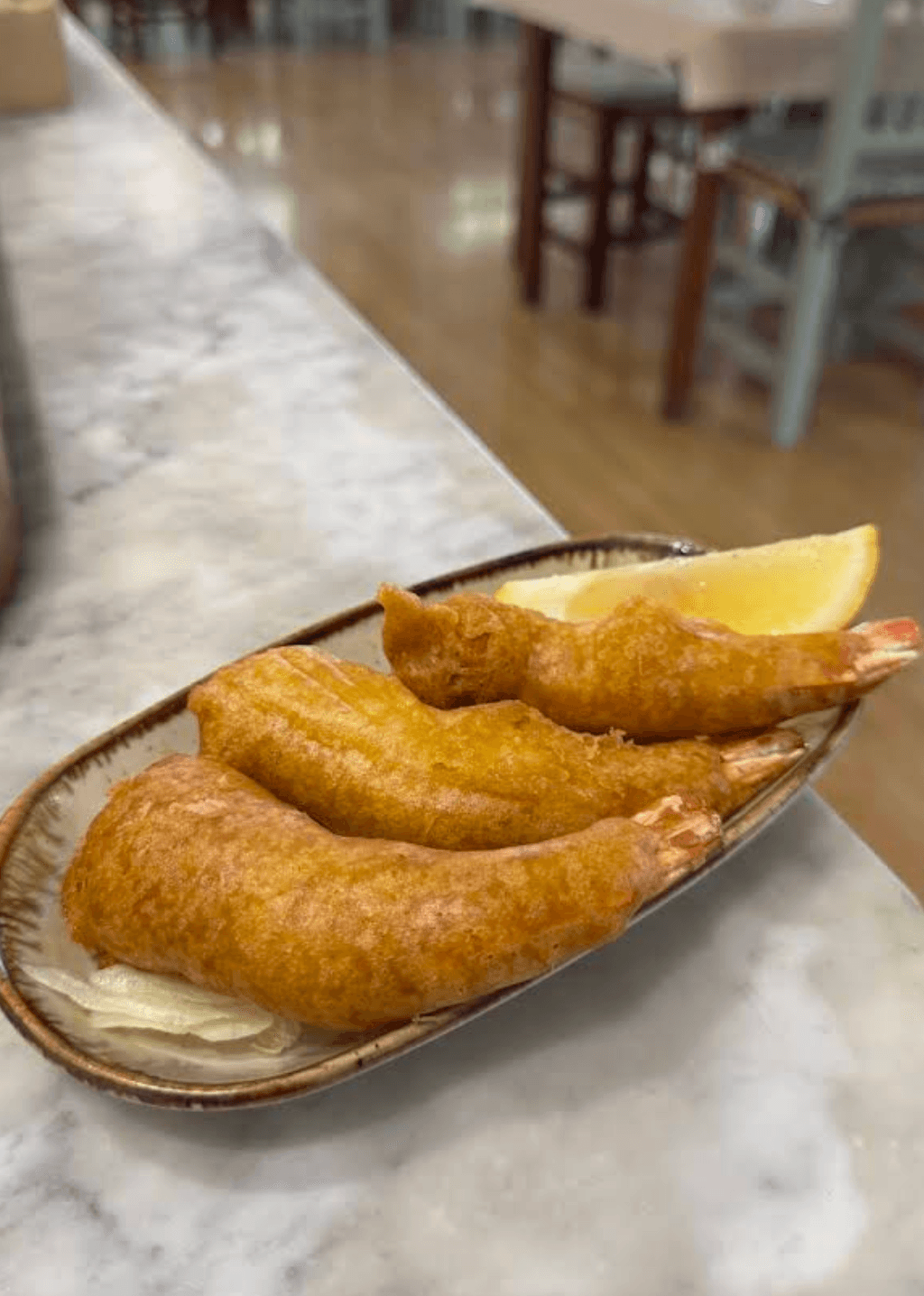 Fritura de marisco rebozado con limón