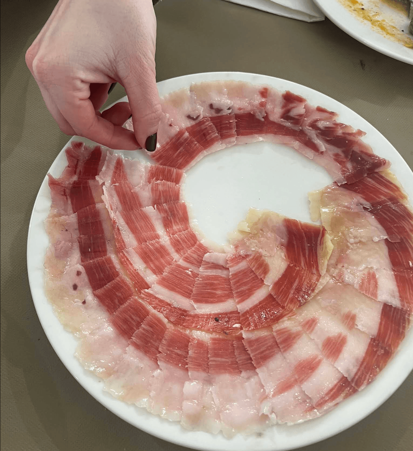 Plato de jamón ibérico cortado a cuchillo