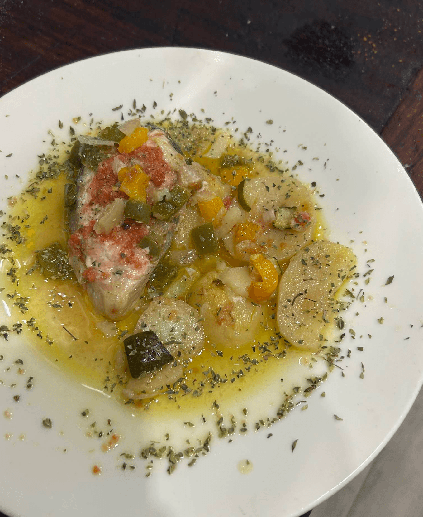 Pescado con verduras y patatas al horno