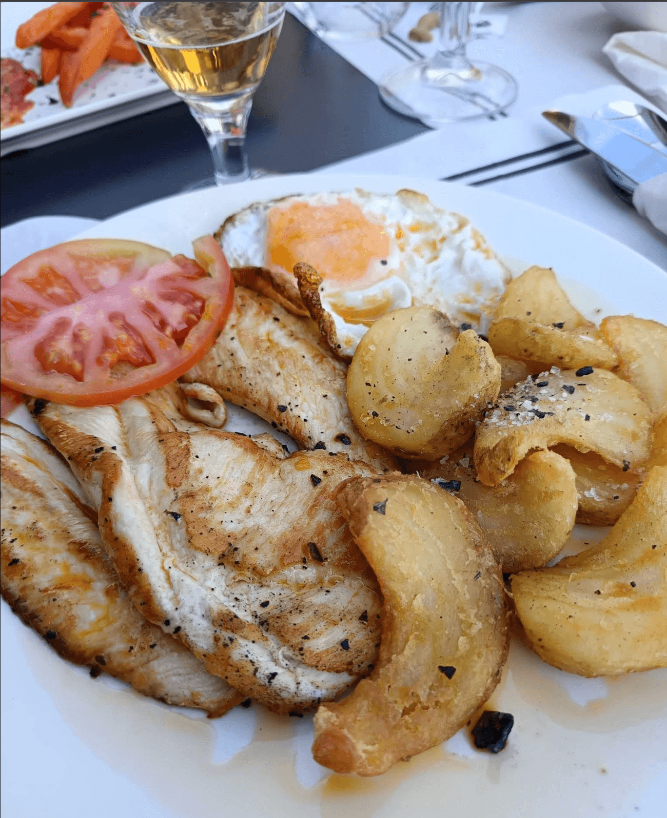Plato a la plancha con patatas y huevo