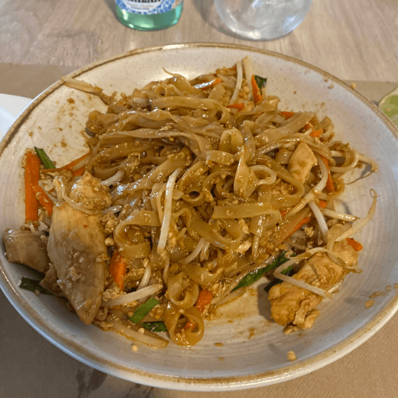 Wok de noodles al estilo thai con pollo y verduras