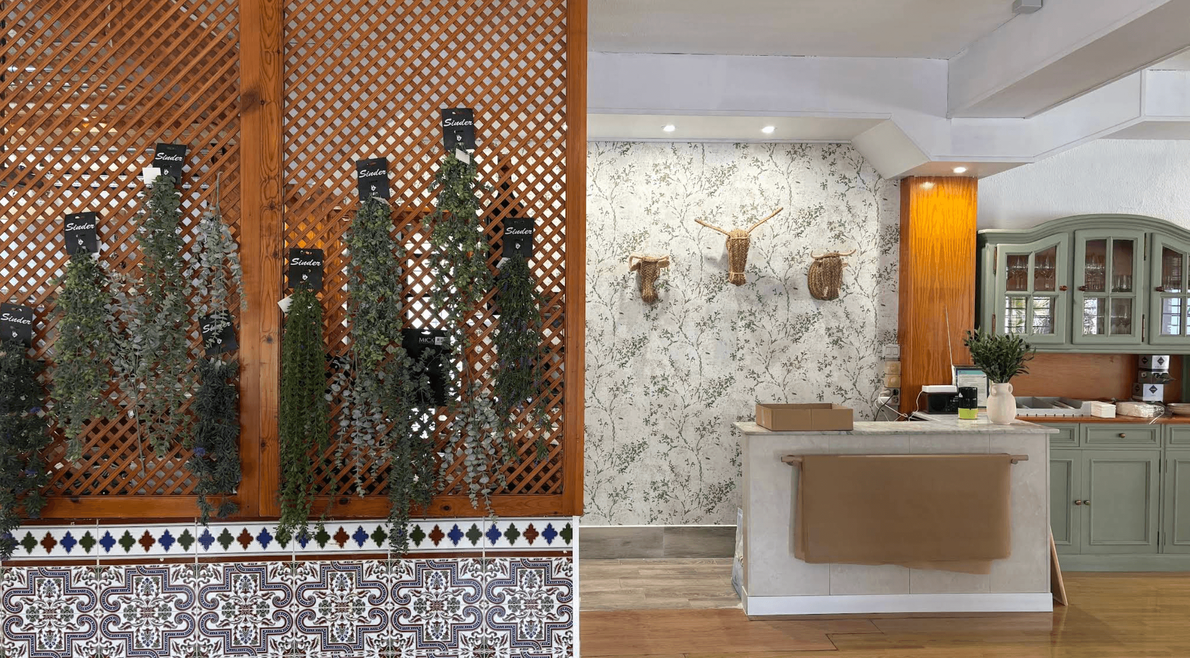 Detalle de la decoración del restaurante con celosía y plantas